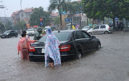 Chùm ảnh: Sau đêm mưa lớn, Hà Nội ngập bốn bề, xe cộ chết máy la liệt