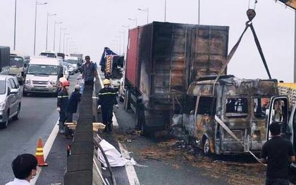 Xe khách tông container rồi cháy rụi, 2 người chết: Cao tốc TP. HCM-Long Thành-Dầu Giây tê liệt hơn 5 giờ