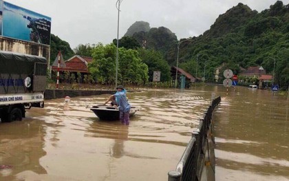 Quảng Ninh: Mưa lớn gây ngập úng cục bộ chia cắt  QL 18A, nhiều phương tiện phải tạm dừng di chuyển