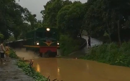 Yên Bái: Người dân đổ ra xem tàu hỏa chạy trong nước ngập lụt chẳng khác gì... tàu thủy