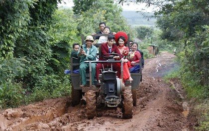 Đường lầy lội, chú rể bỏ ô tô rước dâu bằng công nông khiến nhiều người xôn xao