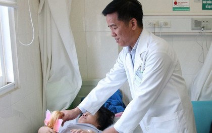 Bé gái Bình Phước bị bỏ rơi trước cổng chùa được trả lại đôi chân lành lặn sau 5 năm mang dị tật khớp háng