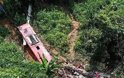 Hiện trường vụ xe khách lao xuống vực ở Cao Bằng, 4 người tử vong ​