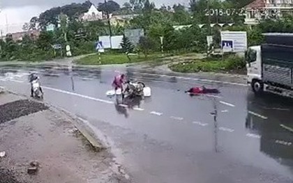 Lâm Đồng: Va chạm với xe máy rồi ngã trượt dài xuống đường, 3 thanh niên bị xe tải tông văng chục mét, 2 người chết