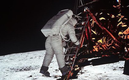 Ai là người quay/chụp lại khoảnh khắc Neil Armstrong trở thành người đầu tiên đặt chân lên Mặt Trăng?