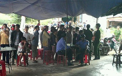 Mâu thuẫn khi đi đám cưới, thầy giáo bị trai làng đánh nhừ tử
