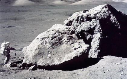 NASA đã mang về hàng trăm kg đất Mặt trăng nhưng gần như chưa đụng đến, và lý do là...
