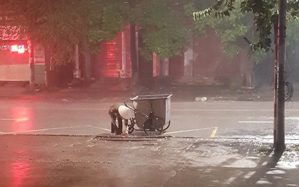 Hình ảnh cô lao công cặm cụi nhặt rác cho khỏi tắc cống dưới trời mưa lớn trong đêm ở Thái Nguyên khiến nhiều người xúc động