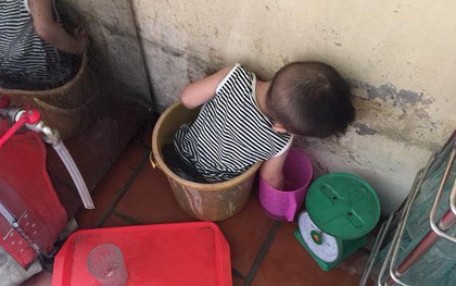 Chỉ 1 phút lơ đãng bận việc, bà mẹ trẻ hốt hoảng khi hàng xóm gọi ầm lên: "ra mà xem con đây này!"