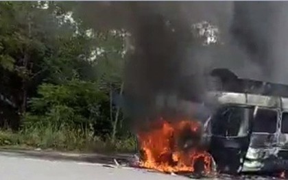 Xe tang bất ngờ bốc cháy dữ dội, người thân vội vàng ôm hài cốt bỏ chạy