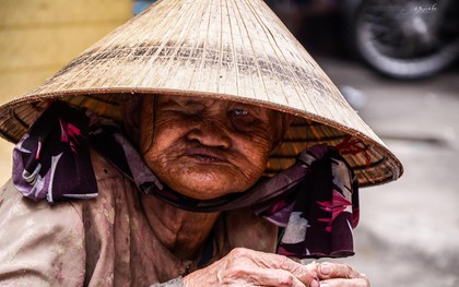 Tác giả bộ ảnh về bà cụ mù một mắt, lang thang ăn xin khắp chợ Lagi: "Mấy hoàn cảnh trước đã có người giúp đỡ, còn cụ Sáu thì chưa"