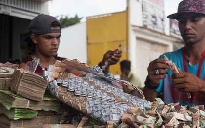 Lạm phát kinh hoàng ở Venezuela: Đi chợ phải mang xe đẩy chở tiền