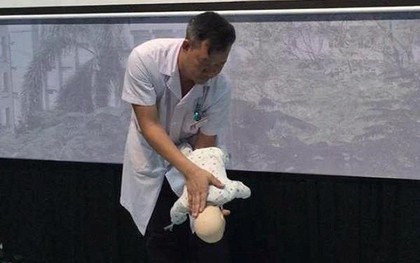 Bé trai 2 tuổi sống thực vật vì hóc hạt nhãn nhưng gia đình không biết cách xử lý