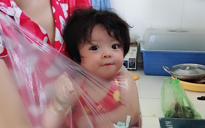 Mẹ địu con lủng lẳng trước ngực bằng túi nilon để rửa bát, 10 người thì 9 thấy nguy hiểm nhưng sự thật thì khác