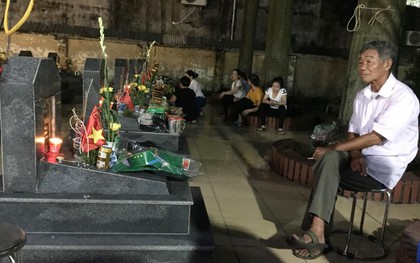 Khoảng khắc cụ ông ngồi trước mộ em trai hàn huyên nhân ngày thương binh liệt sĩ gây xúc động mạnh