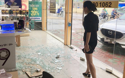 Hà Nội: Nữ tài xế lái xe đâm vỡ nát cửa kính một cửa hàng điện thoại lớn tại Cầu Giấy