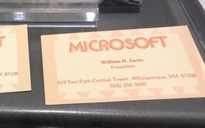 Đây là danh thiếp đầu tiên của Bill Gates, đang được trưng bày như một kỷ vật