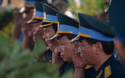 Xúc động lễ viếng 2 phi công hi sinh trong vụ rơi máy bay Su-22 tại Nghệ An