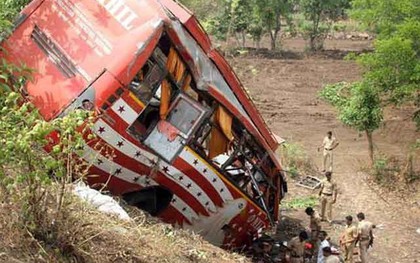 Xe buýt chở nhân viên trường đại học lao xuống vực, 33 người chết