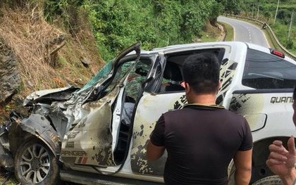 Xe bán tải mất lái đâm vách núi, 2 người nguy kịch
