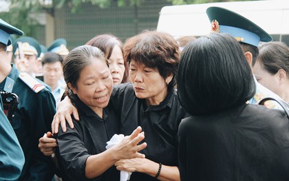 Lễ tang chiến sĩ Khuất Mạnh Trí: Người mẹ rơi nước mắt, đau đớn đón linh cữu con trở về