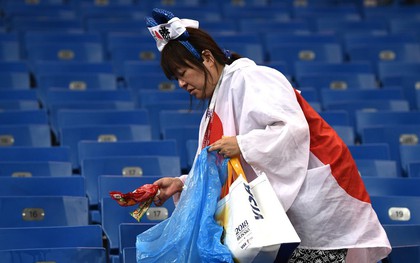 Ngưỡng mộ hình ảnh CĐV Nhật Bản vừa khóc nức nở, vừa dọn sạch rác trên khán đài