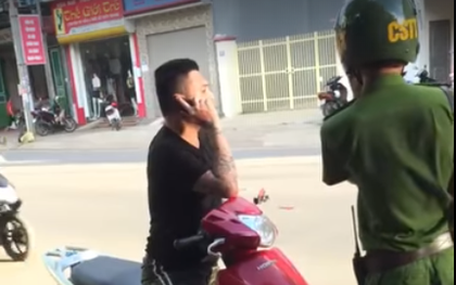 Sơn La: Bị bắt vì đi xe máy không đội mũ bảo hiểm, nam thanh niên xăm trổ gọi cả bố mẹ đến chửi bới, lăng mạ công an