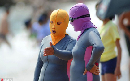 Đến hẹn lại lên, các bãi biển Trung Quốc nở rộ áo tắm "Ninja đi nghỉ mát" của 500 chị em sợ cháy nắng
