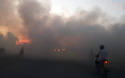 Bắc Ninh: Nông dân đốt rơm tạo khói đen mù mịt che mắt người đi đường