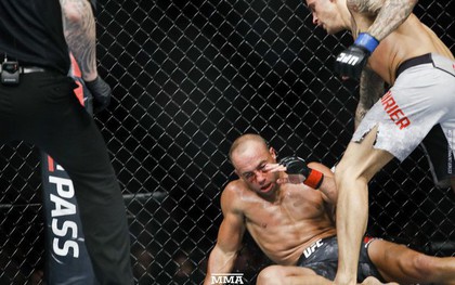 Tung liên hoàn đòn dài khó tin, võ sĩ người Mỹ "nhuộm đỏ" mặt cựu vương UFC