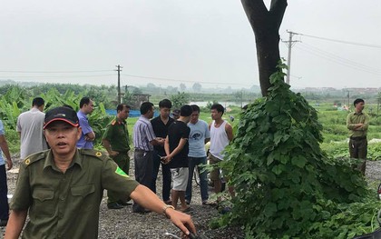 Hà Nội: Bàng hoàng phát hiện nam thanh niên tử vong cạnh chiếc xe máy bên gốc cây