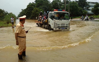 Hà Nội: CSGT dùng xe chuyên dụng giúp dân di chuyển qua vùng ngập úng