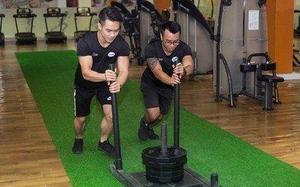 Có gì bên trong một buổi tập siêu đốt mỡ do huấn luyện viên fitness đứng lớp?