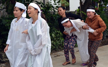 Đẫm nước mắt đại tang ở Lương Điền: Người thân bước đi không vững trong lễ yết tổ của 13 nạn nhân đoàn rước dâu