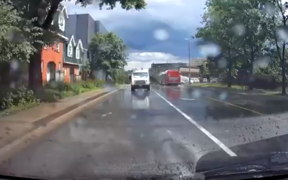 Công ty Canada sa thải lái xe làm bắn nước lên người đi đường