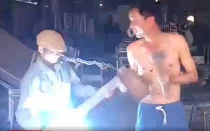 Clip: Màn biểu diễn văn nghệ tóe lửa của các anh thợ cơ khí Việt Nam khiến dân mạng vừa sợ vừa thích thú