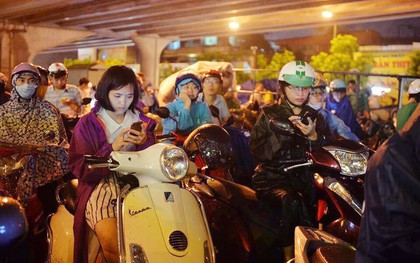 Dân công sở Hà Nội than trời trong ngày mưa ngập và tắc kinh hoàng: "Có vài km mà mất tới 2, thậm chí 3 tiếng đồng hồ mới về đến nhà"