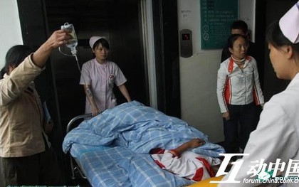 Bị thầy giáo ép uống nước pha tàn thuốc lá, 2 học sinh Trung Quốc phải nhập viện vì ngộ độc nicotine