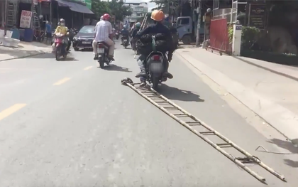 Quá lười quá nguy hiểm: Hai thanh niên đi xe máy kéo lê chiếc thang trên đường cho đỡ phải vác
