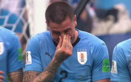 Cầu thủ Uruguay khóc rưng rức vì thất vọng, dù chưa hết trận
