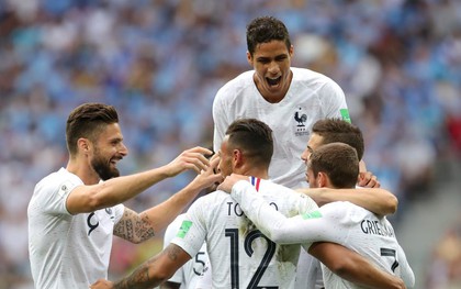 Nhận quà từ thủ thành Muslera, Pháp vào bán kết World Cup 2018