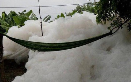 Dòng kênh "tuyết" xuất hiện ở Hải Dương khiến người dân đi qua phải bịt mũi
