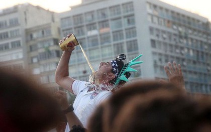 Cách xem bóng đá siêu dị của CĐV Bỉ: Uống cạn bia mỗi lần Neymar ngã