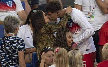 Cầu thủ Anh được bạn gái “thưởng nóng” khi đoạt vé vào bán kết