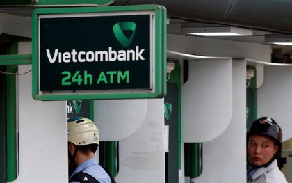 Tin không vui cho khách hàng Vietcombank: NH này vừa bất ngờ tăng phí rút tiền ATM thêm 50%, 1 tuần nữa áp dụng ngay