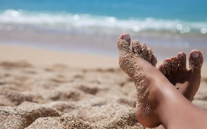 Lần nào đi biển về bạn cũng như mang cả tấn cát theo cùng mà chẳng hiểu vì sao, nắm nguyên tắc này để không còn phát bực