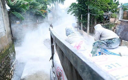 "Rốn lụt" Chương Mỹ trắng xóa vôi bột để... phòng dịch