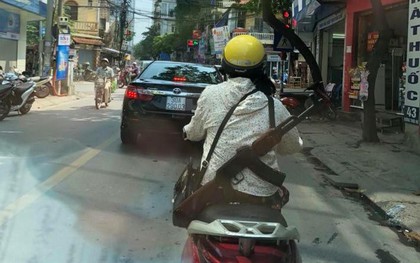 Cư dân mạng sốc khi nhìn chị ninja đeo súng AK đi hiên ngang trên phố