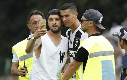 Ronaldo ghi bàn ngày ra mắt Juventus, trận đấu kết thúc sớm vì fan cuồng náo loạn
