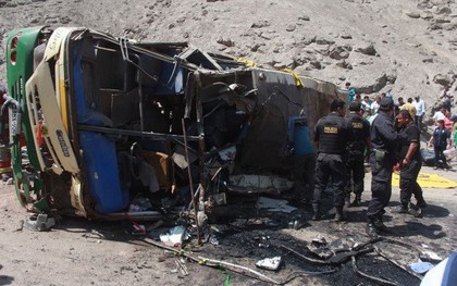 Peru: Lại một chiếc xe buýt lao xuống vực, 15 người thiệt mạng